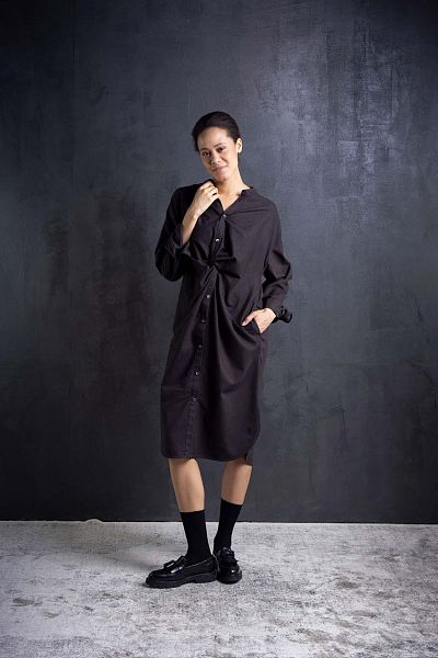 aw25_14 hemdblusenkleid mit knoten