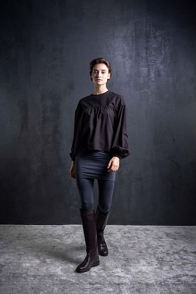 aw25_13 bluse mit verdeckter knopfleiste im rückenteil